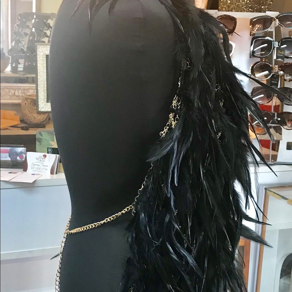 Feathered Accessory - Picture 3 of 4